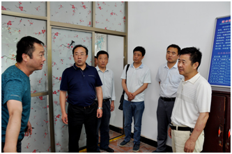 工作人员向许启政局长一行介绍乡镇机房选址、建设工作